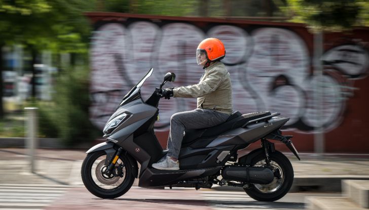 Nerva Exe, lo scooter elettrico “buono” provato su strada - Foto 9 di 20