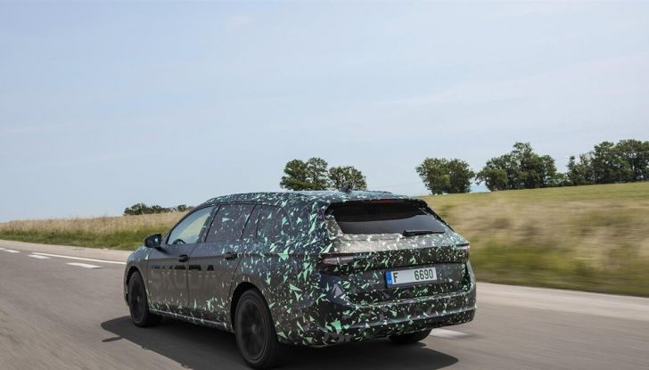 Skoda Superb: la nuova generazione arriva a novembre - Foto 2 di 8
