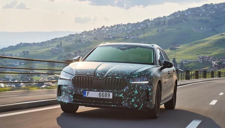 Skoda Superb: la nuova generazione arriva a novembre - Foto 3 di 8