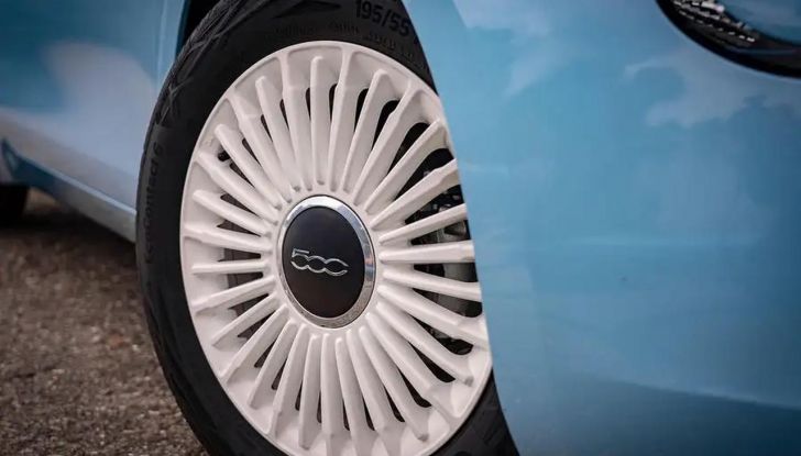 Fiat 500 Elettrica: il brand crea una one-off che funge da gelateria ambulante - Foto 10 di 10