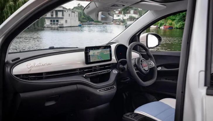 Fiat 500 Elettrica: il brand crea una one-off che funge da gelateria ambulante - Foto 7 di 10