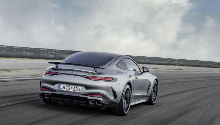 Mercedes-AMG GT 2024: debutta la nuova generazione della coupé sportiva - Foto 21 di 70