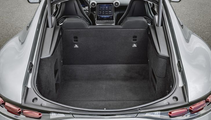 Mercedes-AMG GT 2024: debutta la nuova generazione della coupé sportiva - Foto 51 di 70