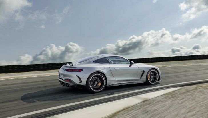 Mercedes-AMG GT 2024: debutta la nuova generazione della coupé sportiva - Foto 22 di 70