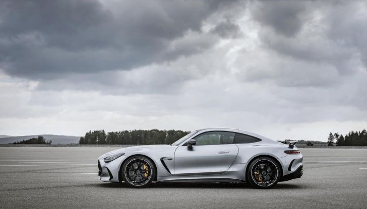Mercedes-AMG GT 2024: debutta la nuova generazione della coupé sportiva - Foto 37 di 70