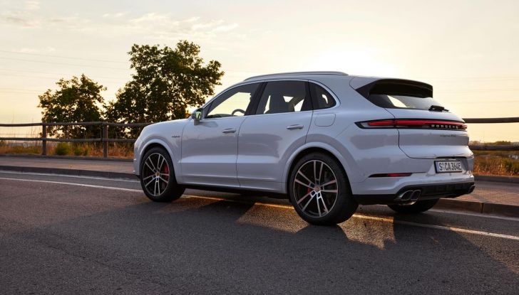 Porsche Cayenne Turbo E-Hybrid: svelata la Cayenne più potente di sempre - Foto 13 di 34