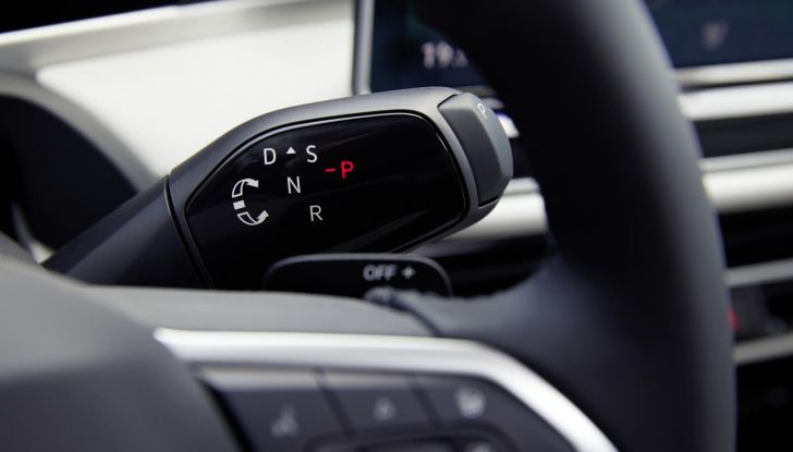 Volkswagen Passat 2024: caratteristiche, allestimenti e prezzi per il mercato italiano - Foto 100 di 115