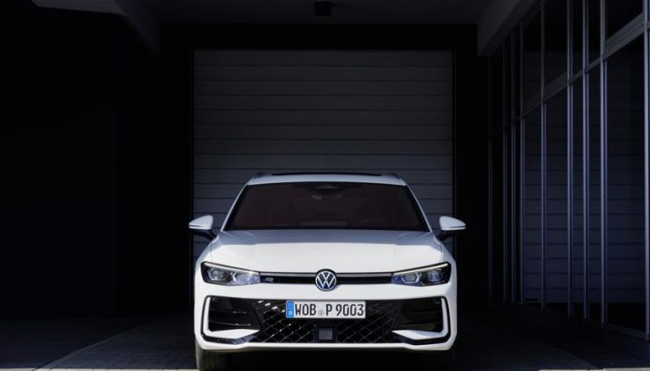 Volkswagen Passat 2024: caratteristiche, allestimenti e prezzi per il mercato italiano - Foto 90 di 115