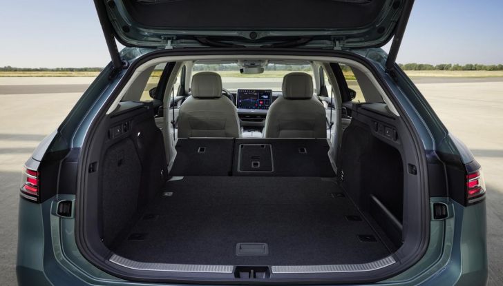 Volkswagen Passat 2024: caratteristiche, allestimenti e prezzi per il mercato italiano - Foto 85 di 115