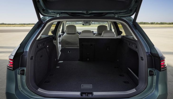 Volkswagen Passat 2024: caratteristiche, allestimenti e prezzi per il mercato italiano - Foto 108 di 115