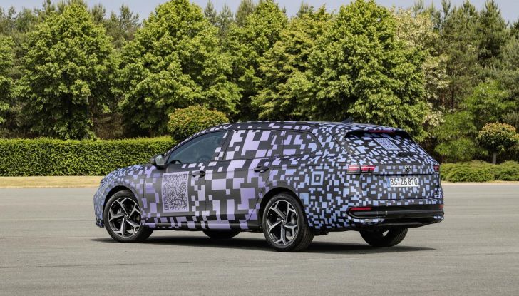 Volkswagen Passat 2024: caratteristiche, allestimenti e prezzi per il mercato italiano - Foto 5 di 115