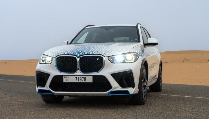 BMW iX5 Hydrogen: test estremi conclusi positivamente negli Emirati Arabi Uniti - Foto 15 di 65