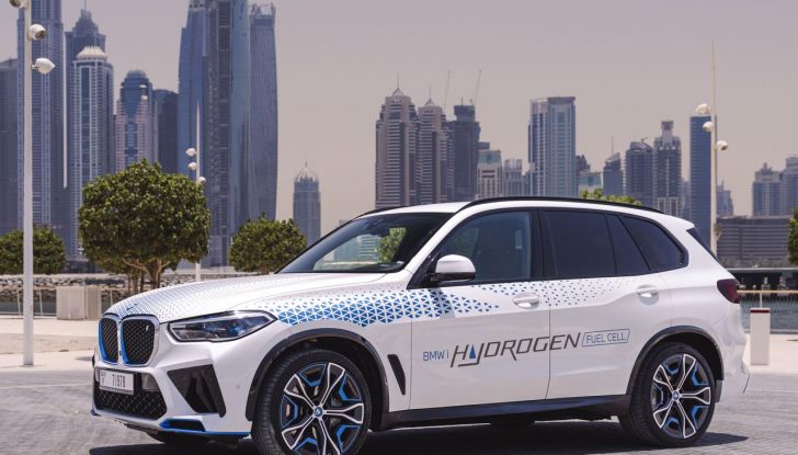 BMW iX5 Hydrogen: test estremi conclusi positivamente negli Emirati Arabi Uniti - Foto 17 di 65