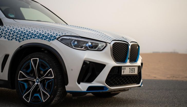 BMW iX5 Hydrogen: test estremi conclusi positivamente negli Emirati Arabi Uniti - Foto 19 di 65