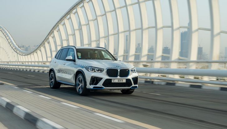 BMW iX5 Hydrogen: test estremi conclusi positivamente negli Emirati Arabi Uniti - Foto 20 di 65