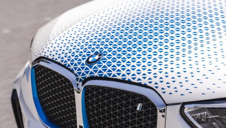 BMW iX5 Hydrogen: test estremi conclusi positivamente negli Emirati Arabi Uniti - Foto 22 di 65