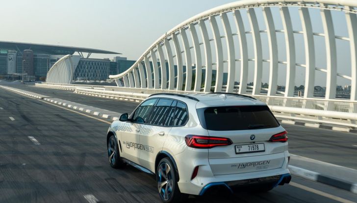 BMW iX5 Hydrogen: test estremi conclusi positivamente negli Emirati Arabi Uniti - Foto 24 di 65