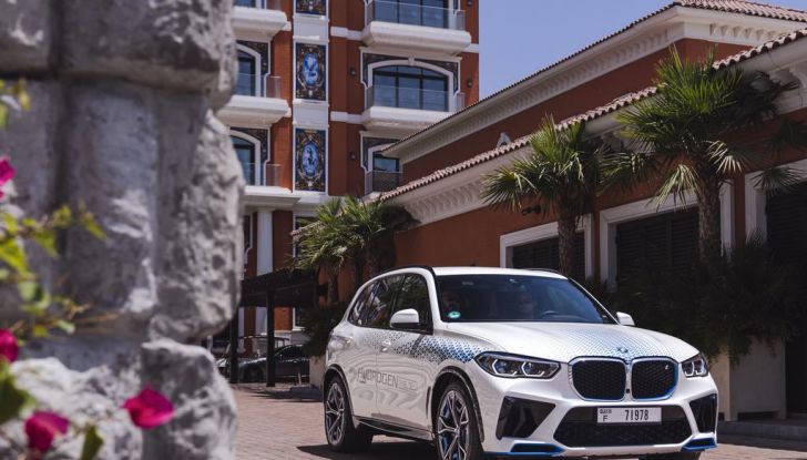 BMW iX5 Hydrogen: test estremi conclusi positivamente negli Emirati Arabi Uniti - Foto 25 di 65