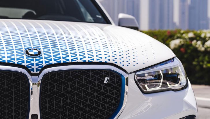BMW iX5 Hydrogen: test estremi conclusi positivamente negli Emirati Arabi Uniti - Foto 27 di 65