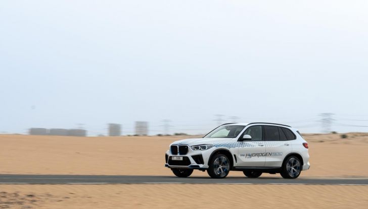 BMW iX5 Hydrogen: test estremi conclusi positivamente negli Emirati Arabi Uniti - Foto 30 di 65