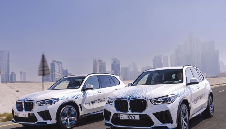BMW iX5 Hydrogen: test estremi conclusi positivamente negli Emirati Arabi Uniti - Foto 31 di 65