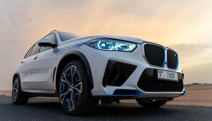 BMW iX5 Hydrogen: test estremi conclusi positivamente negli Emirati Arabi Uniti - Foto 32 di 65