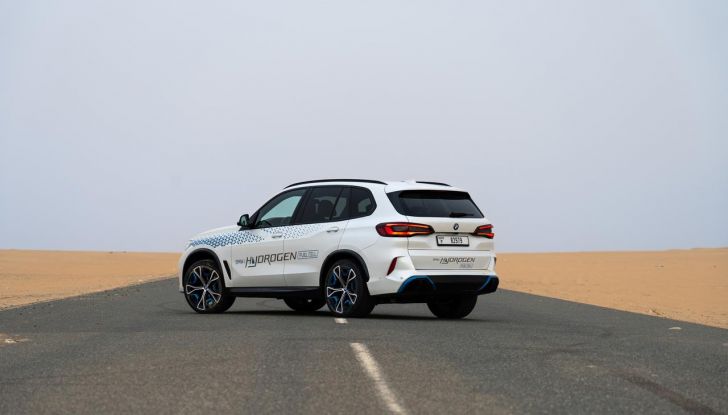 BMW iX5 Hydrogen: test estremi conclusi positivamente negli Emirati Arabi Uniti - Foto 34 di 65