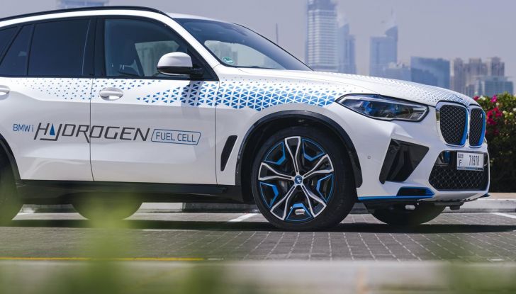 BMW iX5 Hydrogen: test estremi conclusi positivamente negli Emirati Arabi Uniti - Foto 36 di 65