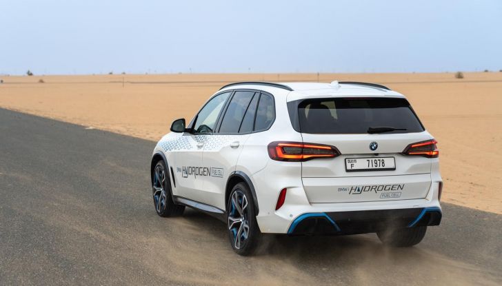 BMW iX5 Hydrogen: test estremi conclusi positivamente negli Emirati Arabi Uniti - Foto 37 di 65