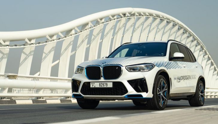 BMW iX5 Hydrogen: test estremi conclusi positivamente negli Emirati Arabi Uniti - Foto 38 di 65
