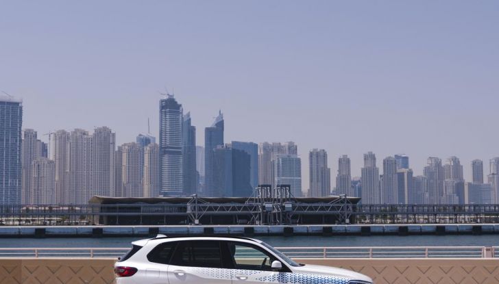 BMW iX5 Hydrogen: test estremi conclusi positivamente negli Emirati Arabi Uniti - Foto 39 di 65