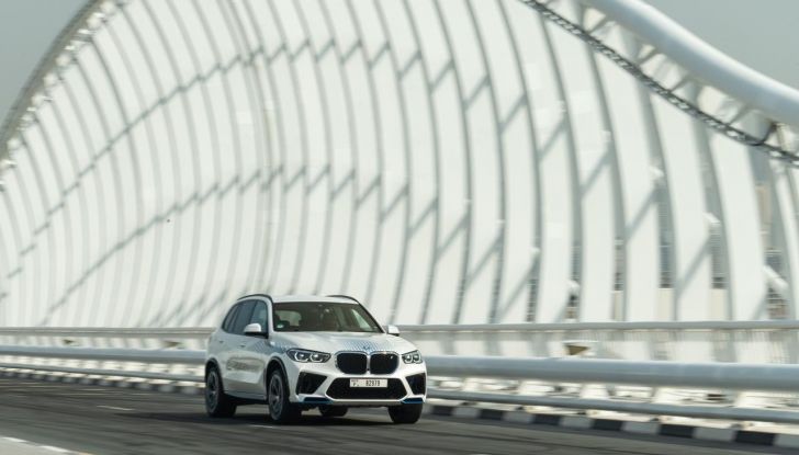 BMW iX5 Hydrogen: test estremi conclusi positivamente negli Emirati Arabi Uniti - Foto 45 di 65
