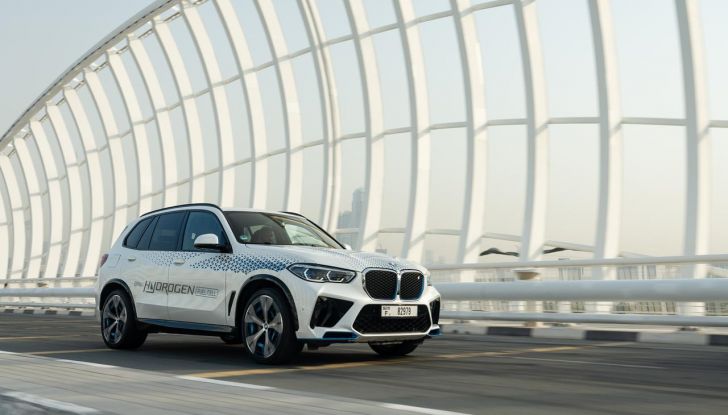 BMW iX5 Hydrogen: test estremi conclusi positivamente negli Emirati Arabi Uniti - Foto 46 di 65