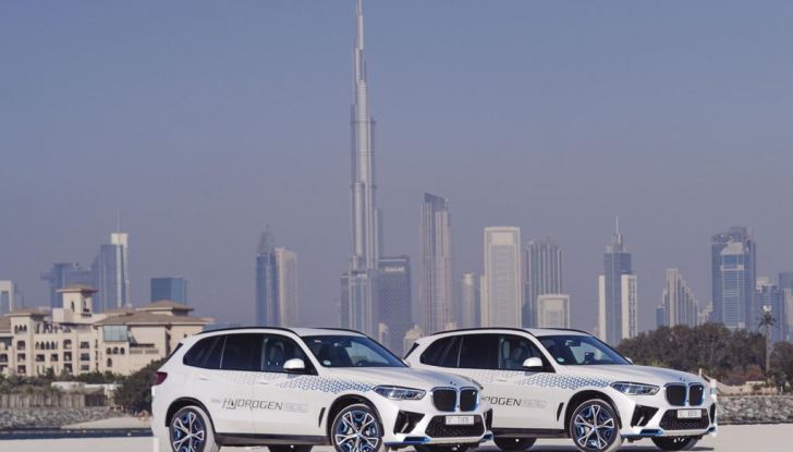 BMW iX5 Hydrogen: test estremi conclusi positivamente negli Emirati Arabi Uniti - Foto 49 di 65