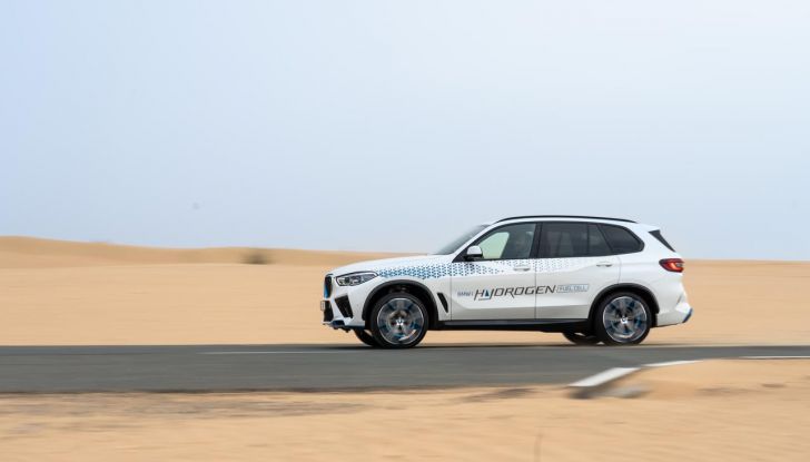 BMW iX5 Hydrogen: test estremi conclusi positivamente negli Emirati Arabi Uniti - Foto 51 di 65