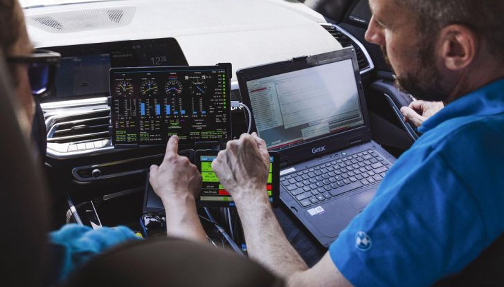 BMW iX5 Hydrogen: test estremi conclusi positivamente negli Emirati Arabi Uniti - Foto 56 di 65