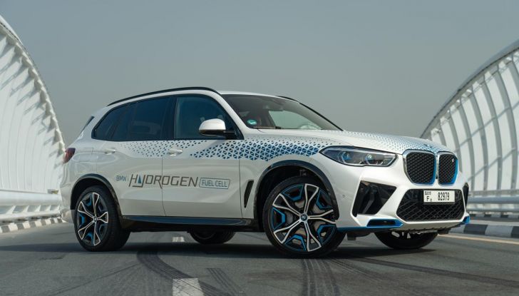 BMW iX5 Hydrogen: test estremi conclusi positivamente negli Emirati Arabi Uniti - Foto 59 di 65