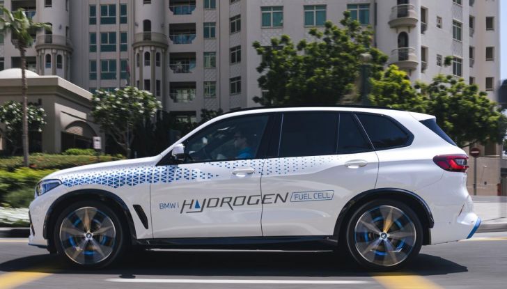 BMW iX5 Hydrogen: test estremi conclusi positivamente negli Emirati Arabi Uniti - Foto 61 di 65