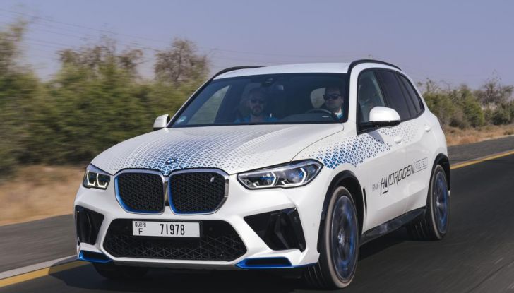 BMW iX5 Hydrogen: test estremi conclusi positivamente negli Emirati Arabi Uniti - Foto 62 di 65