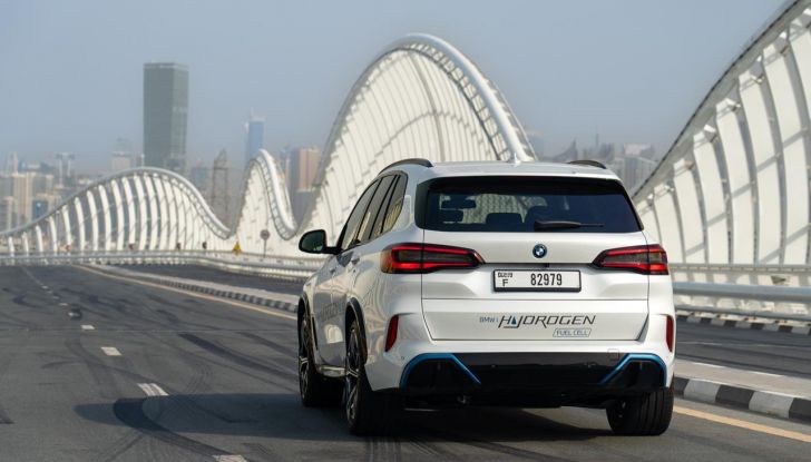 BMW iX5 Hydrogen: test estremi conclusi positivamente negli Emirati Arabi Uniti - Foto 9 di 65