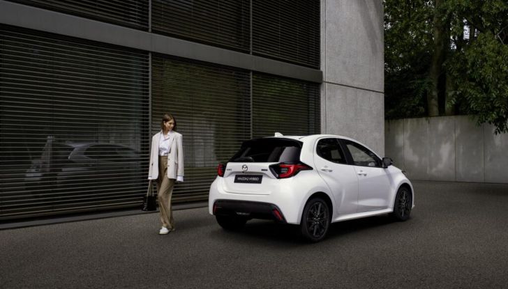 Mazda 2 Hybrid 2024: caratteristiche, design, versioni, abitacolo, motore e prezzi - Foto 17 di 21