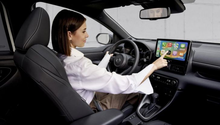 Mazda 2 Hybrid 2024: caratteristiche, design, versioni, abitacolo, motore e prezzi - Foto 2 di 21