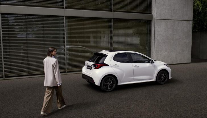 Mazda 2 Hybrid 2024: caratteristiche, design, versioni, abitacolo, motore e prezzi - Foto 14 di 21