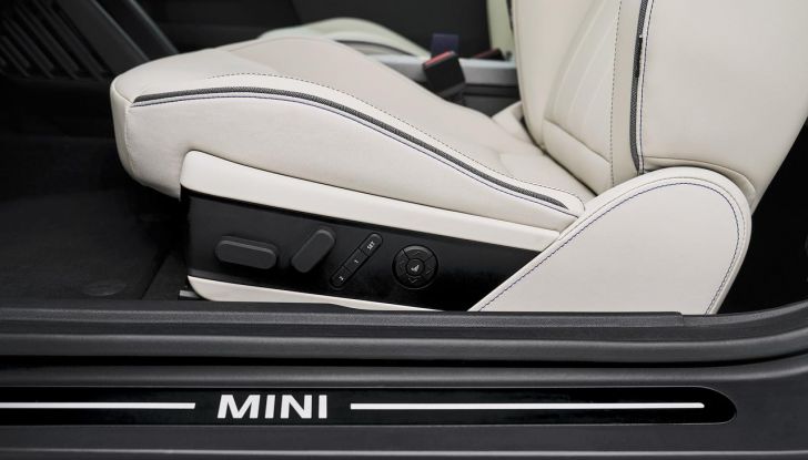 Nuova Mini Cooper 2024: una fusione di tradizione e avanguardia tecnologica - Foto 50 di 122