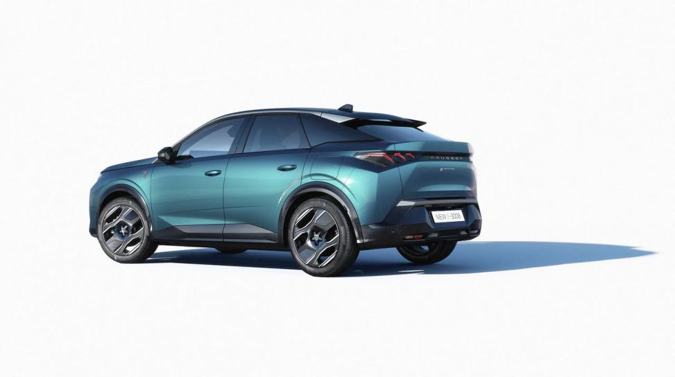 Nuovo Peugeot 3008, irriconoscibile nella versione fastback