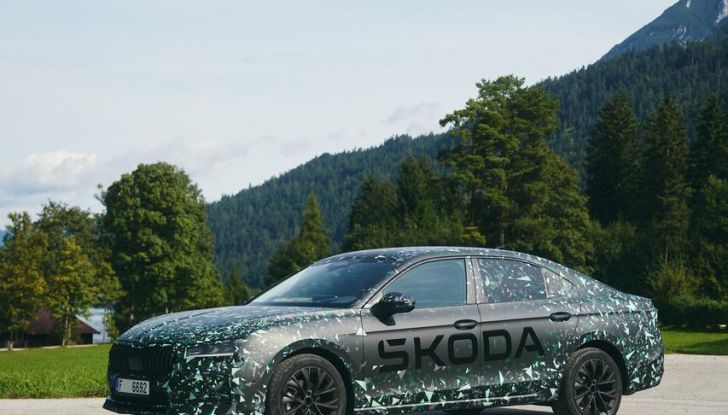 Skoda Superb 2024: primo assaggio della berlina di quarta generazione - Foto 3 di 32