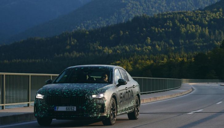 Skoda Superb 2024: primo assaggio della berlina di quarta generazione - Foto 6 di 32