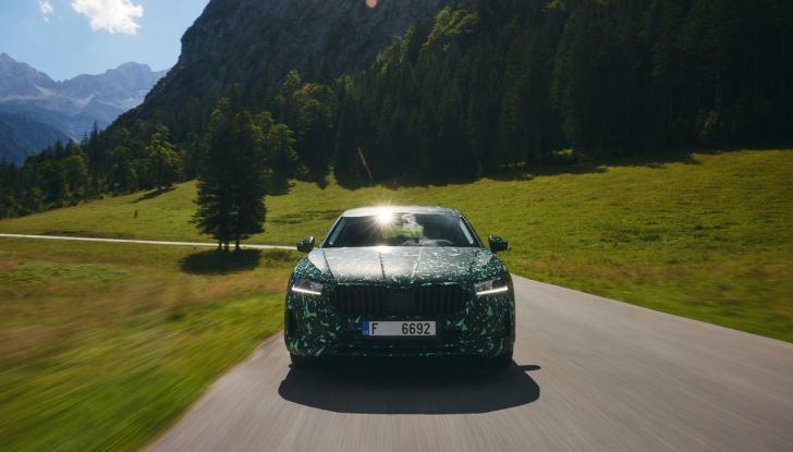 Skoda Superb 2024: primo assaggio della berlina di quarta generazione - Foto 30 di 32