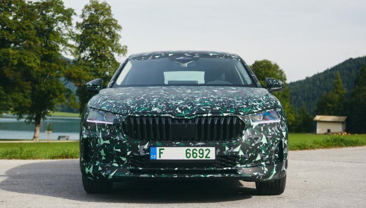 Skoda Superb 2024: primo assaggio della berlina di quarta generazione - Foto 5 di 32