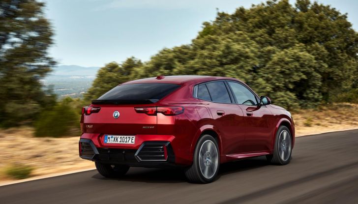 BMW iX2: design, prestazioni e autonomia del primo SUV coupé elettrico del brand - Foto 47 di 73